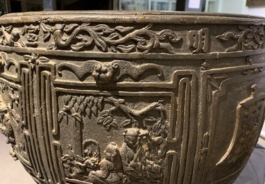 Une grande jardini&egrave;re en bronze &agrave; d&eacute;cor en relief, Chine, marque de Xuande, 18/19&egrave;me