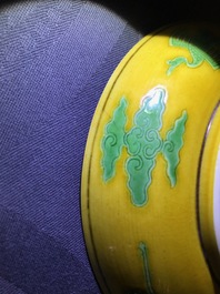 Une paire de coupes en porcelaine de Chine &agrave; d&eacute;cor de dragons sur fond jaune, marque et prob. &eacute;poque de Tongzhi