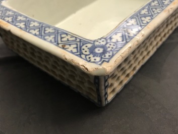 Vijf stukken Chinees ijzerrood gedecoreerd porselein en twee dubbelwandige blauw-witte jardini&egrave;res, 19e eeuw