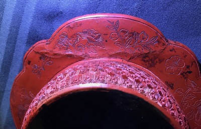 Une bo&icirc;te couverte en laque de Chine &agrave; d&eacute;cor floral, 18/19&egrave;me