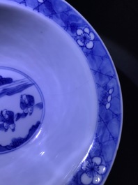 Twee Chinese blauw-witte klapmutskommen, Kangxi merk en periode