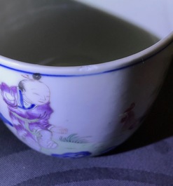 Een paar Chinese famille rose 'chicken' cups, Qianlong merk, late Qing of Republiek