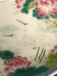Une paire de coupes en porcelaine de Chine famille rose &agrave; d&eacute;cor de grues, marque et &eacute;poque de Daoguang