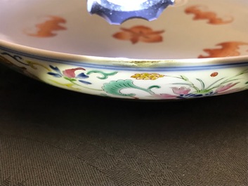 Een Chinees ijzerrood en blauw-wit bord met vleermuizen en perziken, 19e eeuw