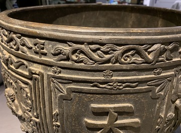 Une grande jardini&egrave;re en bronze &agrave; d&eacute;cor en relief, Chine, marque de Xuande, 18/19&egrave;me