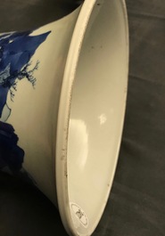 Een Chinese blauw-witte gu vaas met landschapsdecor, Kangxi merk en periode