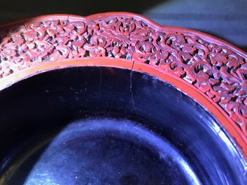 Une bo&icirc;te couverte en laque de Chine &agrave; d&eacute;cor floral, 18/19&egrave;me