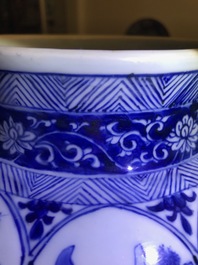 Een Chinese blauw-witte dekselvaas, Kangxi