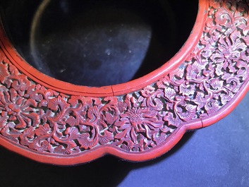 Une bo&icirc;te couverte en laque de Chine &agrave; d&eacute;cor floral, 18/19&egrave;me