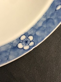 Twee Chinese blauw-witte klapmutskommen, Kangxi merk en periode