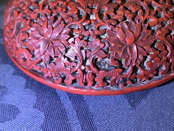 Une bo&icirc;te couverte en laque de Chine &agrave; d&eacute;cor floral, 18/19&egrave;me
