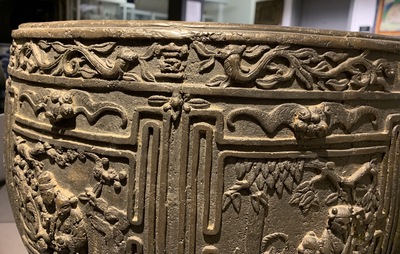 Une grande jardini&egrave;re en bronze &agrave; d&eacute;cor en relief, Chine, marque de Xuande, 18/19&egrave;me