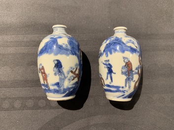 Une paire de tabati&egrave;res en porcelaine de Chine bleu, blanc et rouge, marque de Yongzheng, 19&egrave;me