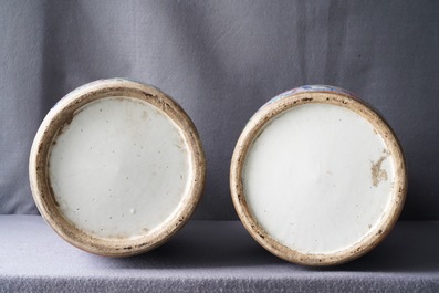 Une paire de vases en porcelaine de Chine famille rose, 19&egrave;me