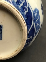 Une paire de vases de forme double gourde en porcelaine de Chine bleu et blanc, marque de Qianlong, 19&egrave;me