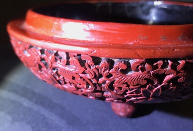 Une bo&icirc;te couverte en laque de Chine &agrave; d&eacute;cor floral, 18/19&egrave;me
