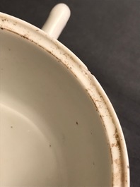 Vijf stukken Chinees ijzerrood gedecoreerd porselein en twee dubbelwandige blauw-witte jardini&egrave;res, 19e eeuw