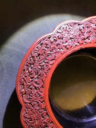 Une bo&icirc;te couverte en laque de Chine &agrave; d&eacute;cor floral, 18/19&egrave;me