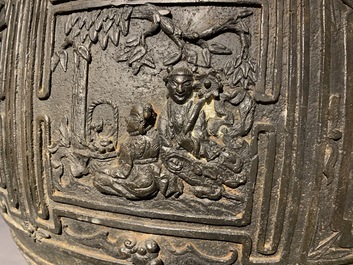 Une grande jardini&egrave;re en bronze &agrave; d&eacute;cor en relief, Chine, marque de Xuande, 18/19&egrave;me