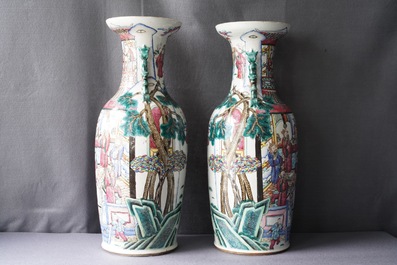 Une paire de vases en porcelaine de Chine famille rose, 19&egrave;me