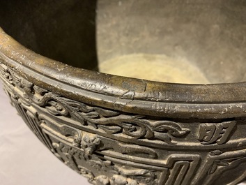 Une grande jardini&egrave;re en bronze &agrave; d&eacute;cor en relief, Chine, marque de Xuande, 18/19&egrave;me