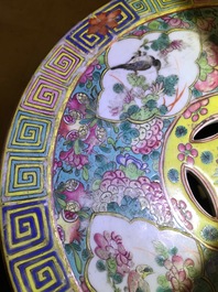 Een paar opengewerkte Chinese famille rose tuinzitten, 19e eeuw