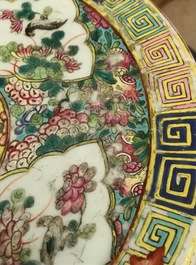 Een paar opengewerkte Chinese famille rose tuinzitten, 19e eeuw
