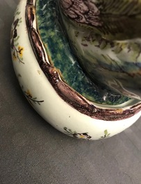Een polychrome Delftse botervloot in de vorm van een kievit, 18e eeuw