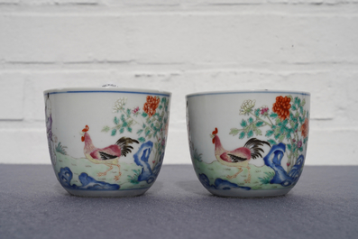 Een paar Chinese famille rose 'chicken' cups, Qianlong merk, late Qing of Republiek
