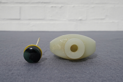 A Chinese pale celadon jade snuff bottle, 19th C.
