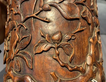 Un pot &agrave; pinceaux en bois sculpt&eacute; &agrave; d&eacute;cor de magnolias, prob. Qing