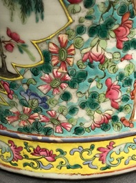 Een paar opengewerkte Chinese famille rose tuinzitten, 19e eeuw