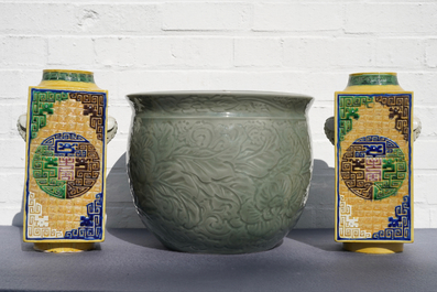 Een Chinese celadon jardini&egrave;re en een paar cong vazen met reli&euml;fdecor, 19/20e eeuw