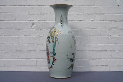 Un vase en porcelaine de Chine famille rose &agrave; double d&eacute;cor, 19/20&egrave;me