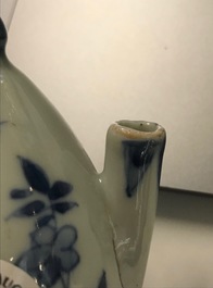 Een Chinese blauw-witte waterdruppelaar met 'Lange Lijzen', Kangxi