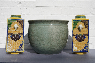 Een Chinese celadon jardini&egrave;re en een paar cong vazen met reli&euml;fdecor, 19/20e eeuw