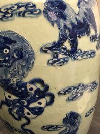 Twee Chinese famille rose vazen en een blauw-witte celadon vaas, 19/20e eeuw