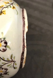 Een polychrome Delftse botervloot in de vorm van een kievit, 18e eeuw