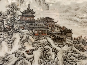 Een fijne Chinese grisaille 'winterlandschap' plaquette in houten tafelscherm, Republiek, 20e eeuw