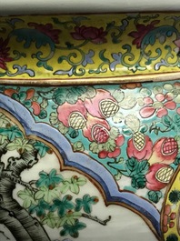 Een paar opengewerkte Chinese famille rose tuinzitten, 19e eeuw