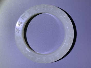 Een Chinese ring met inscriptie in witte jade, 19/20e eeuw
