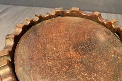 Un pot &agrave; pinceaux en bois sculpt&eacute; &agrave; d&eacute;cor de magnolias, prob. Qing