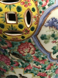 Een paar opengewerkte Chinese famille rose tuinzitten, 19e eeuw