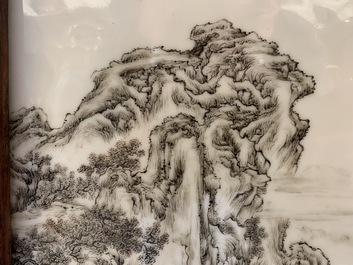 Een fijne Chinese grisaille 'winterlandschap' plaquette in houten tafelscherm, Republiek, 20e eeuw