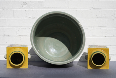 Een Chinese celadon jardini&egrave;re en een paar cong vazen met reli&euml;fdecor, 19/20e eeuw