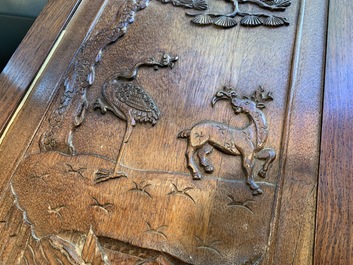 Een fijne Chinese grisaille 'winterlandschap' plaquette in houten tafelscherm, Republiek, 20e eeuw