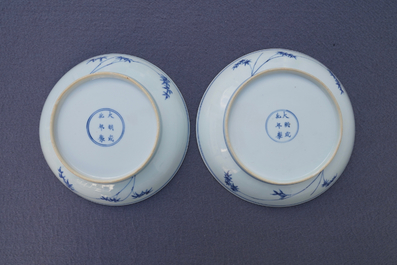 Een paar Chinese blauw-witte borden met de Cao zussen, Chenghua merk, Yongzheng