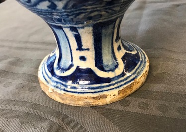 Een blauw-witte Antwerpse majolica siroopkan, 2e helft 16e eeuw
