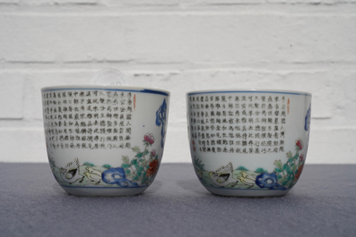Een paar Chinese famille rose 'chicken' cups, Qianlong merk, late Qing of Republiek