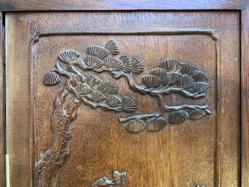 Een fijne Chinese grisaille 'winterlandschap' plaquette in houten tafelscherm, Republiek, 20e eeuw